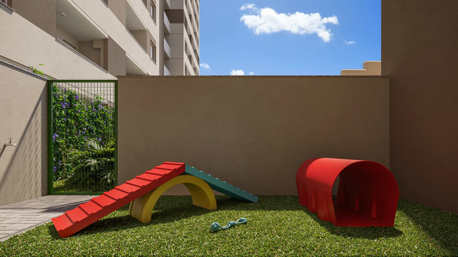Espaço pet com brinquedos e grama