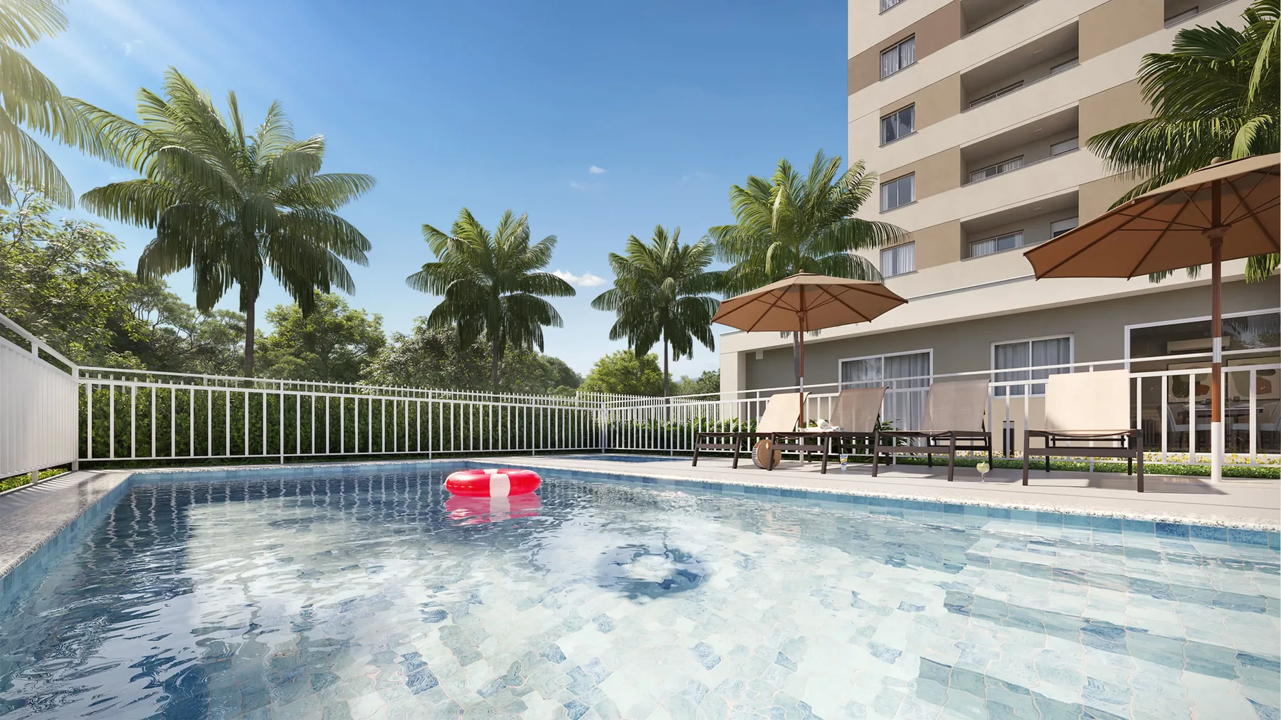 Perspectiva da piscina com deck e guarda-sóis