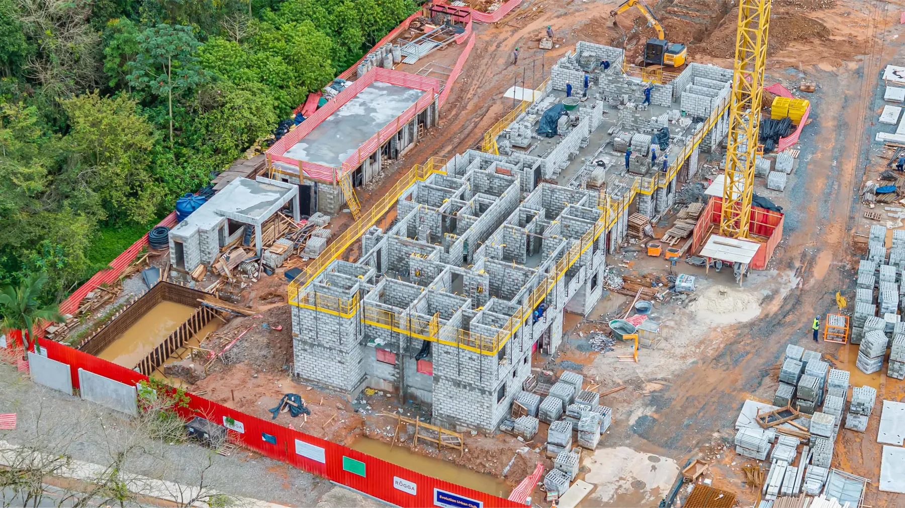 Foto aérea da obra do Evolution Urban Club em outubro de 2026