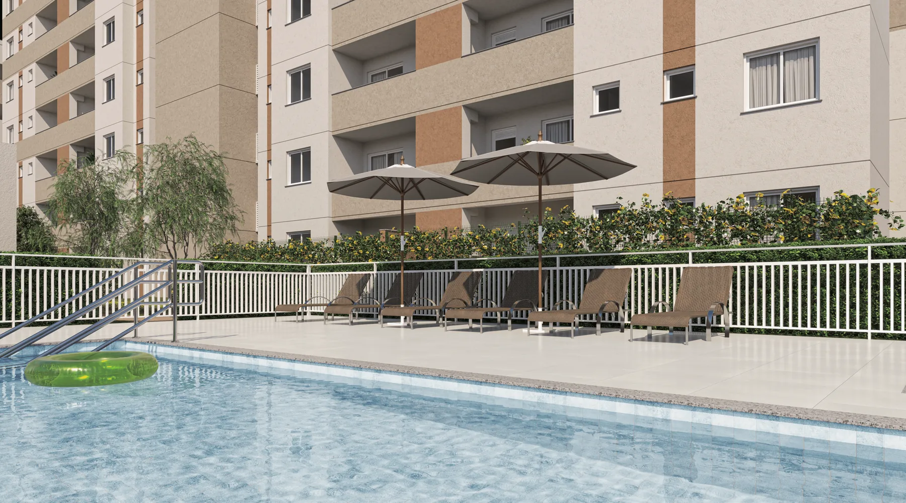 Deck da piscina com prainha e guarda-sóis