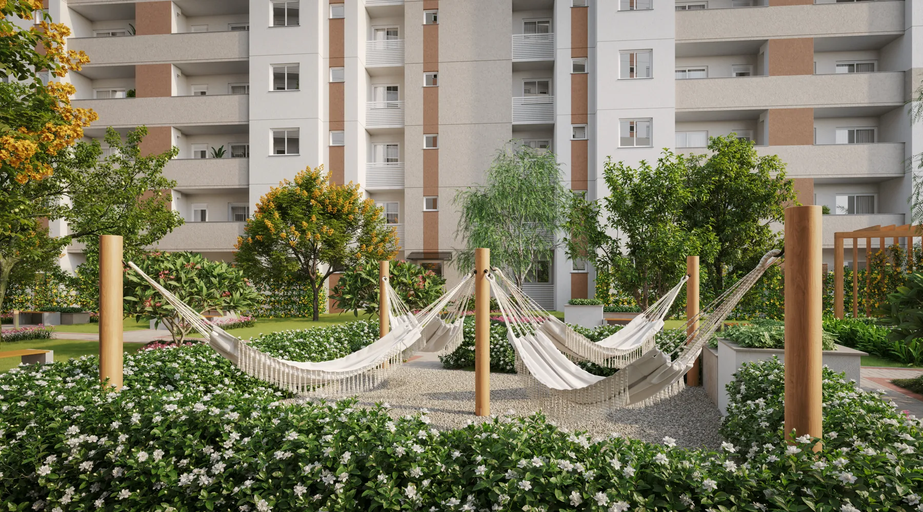 Redário com redes entre pilares de madeira e jardim