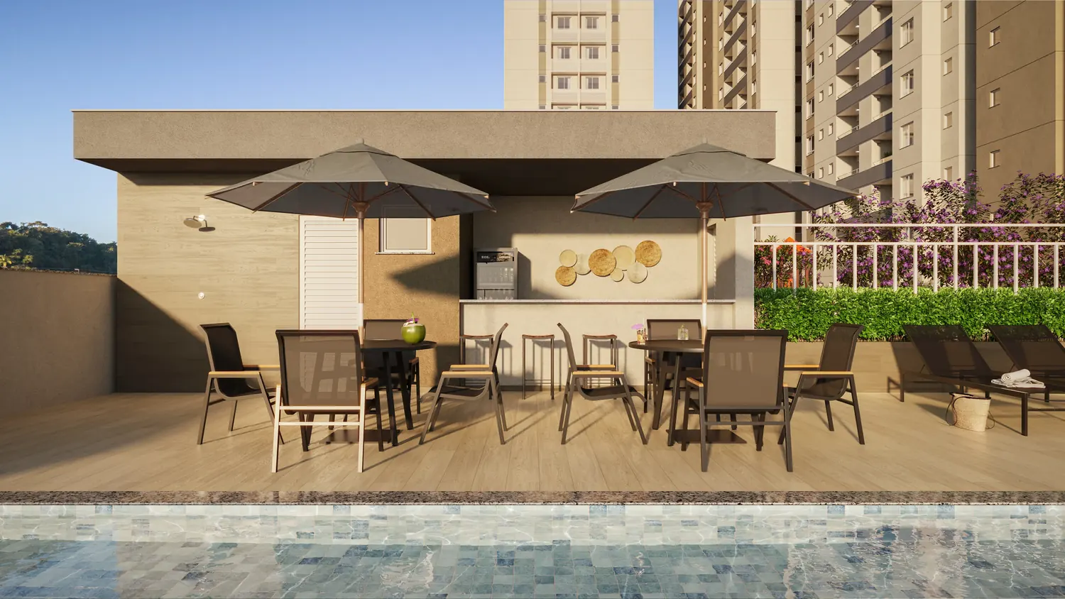 Bar da piscina com mesas e guarda-sóis à beira da água