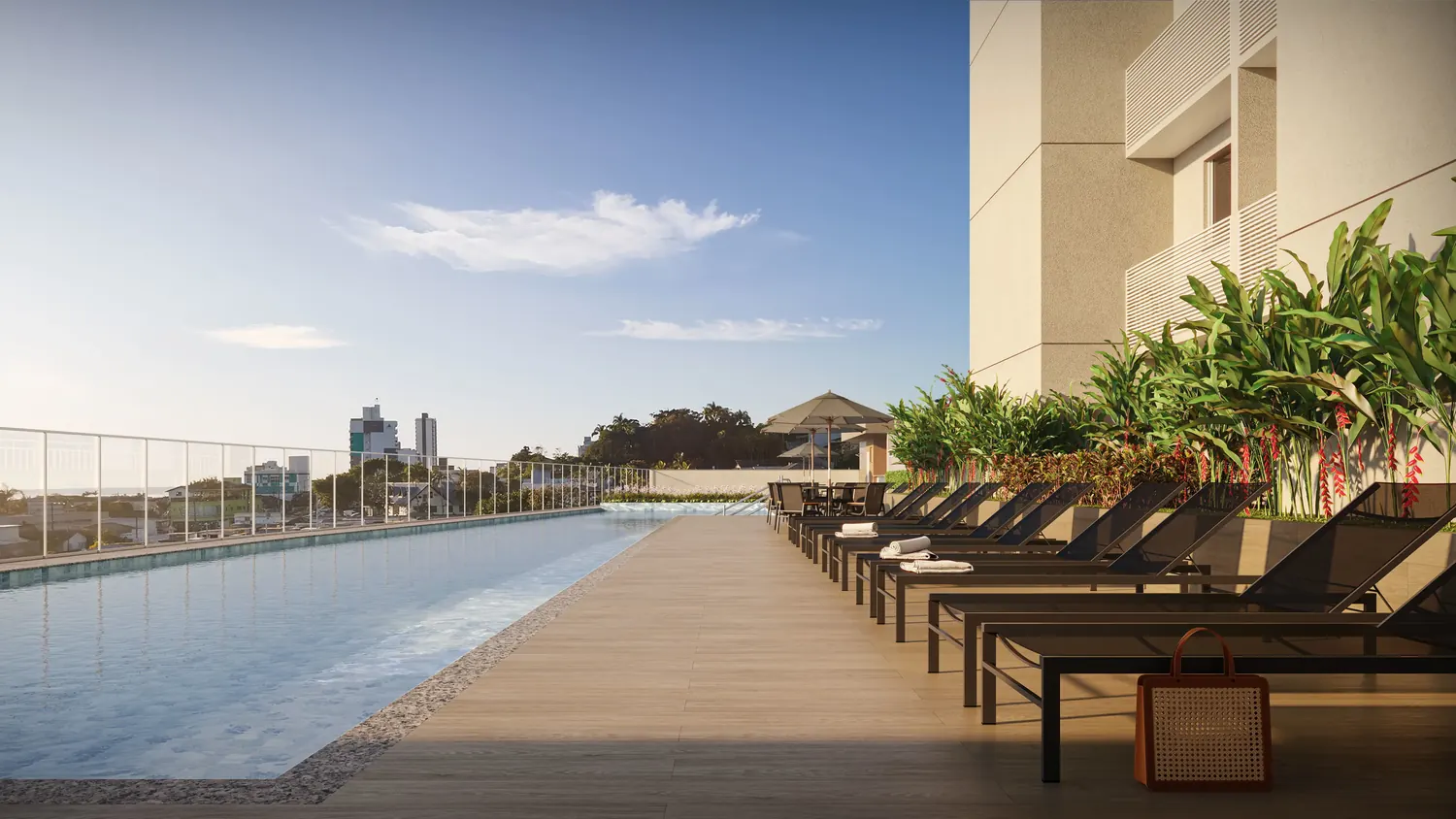Deck de madeira com espreguiçadeiras ao lado da piscina