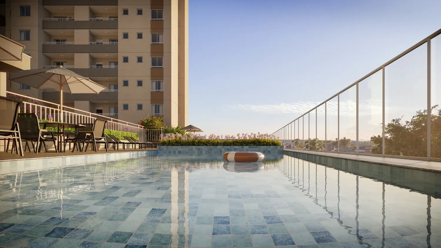 Piscina com guarda-corpo de vidro e as torres ao fundo