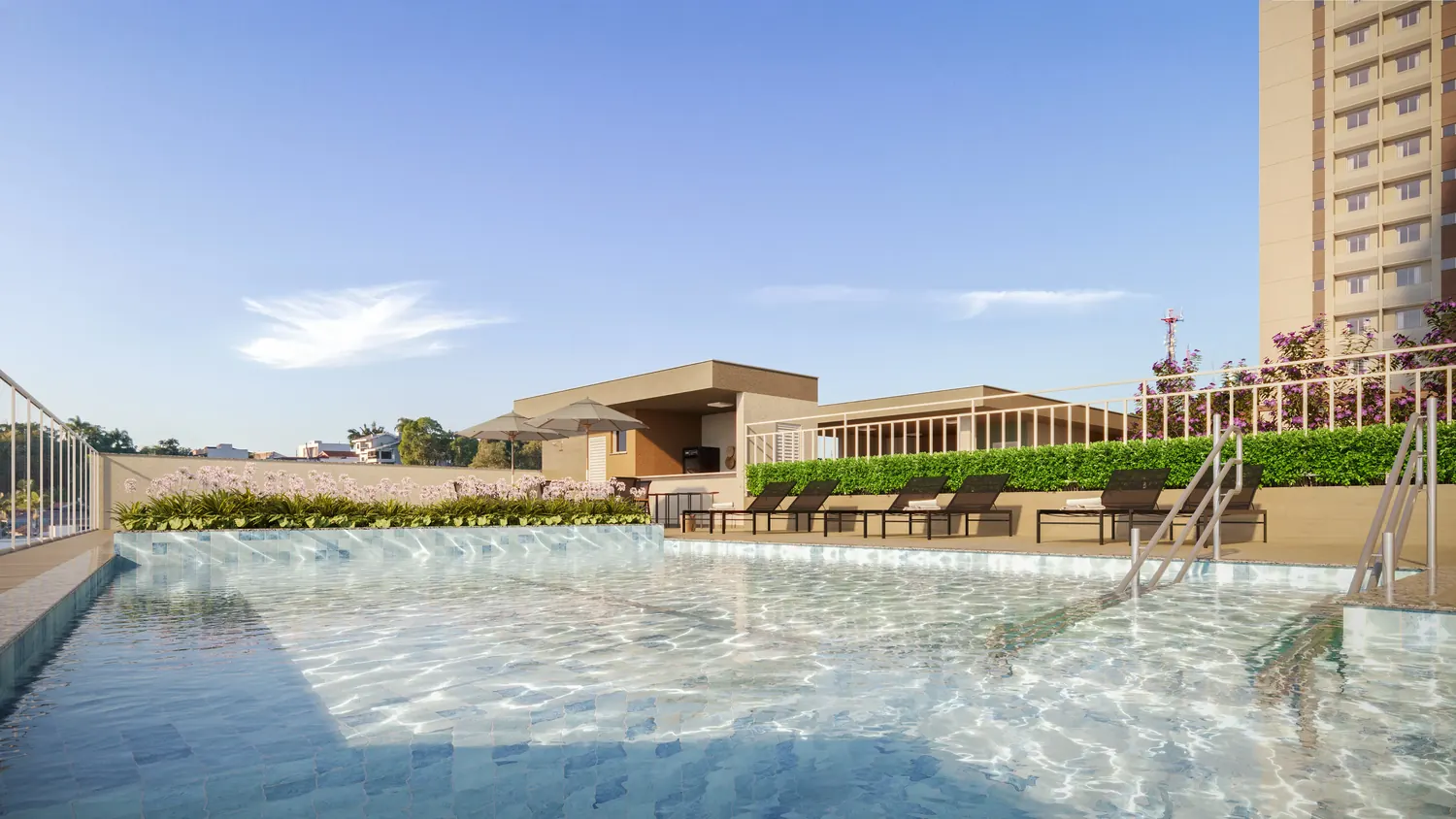 Piscina com escada de acesso e o quiosque ao fundo