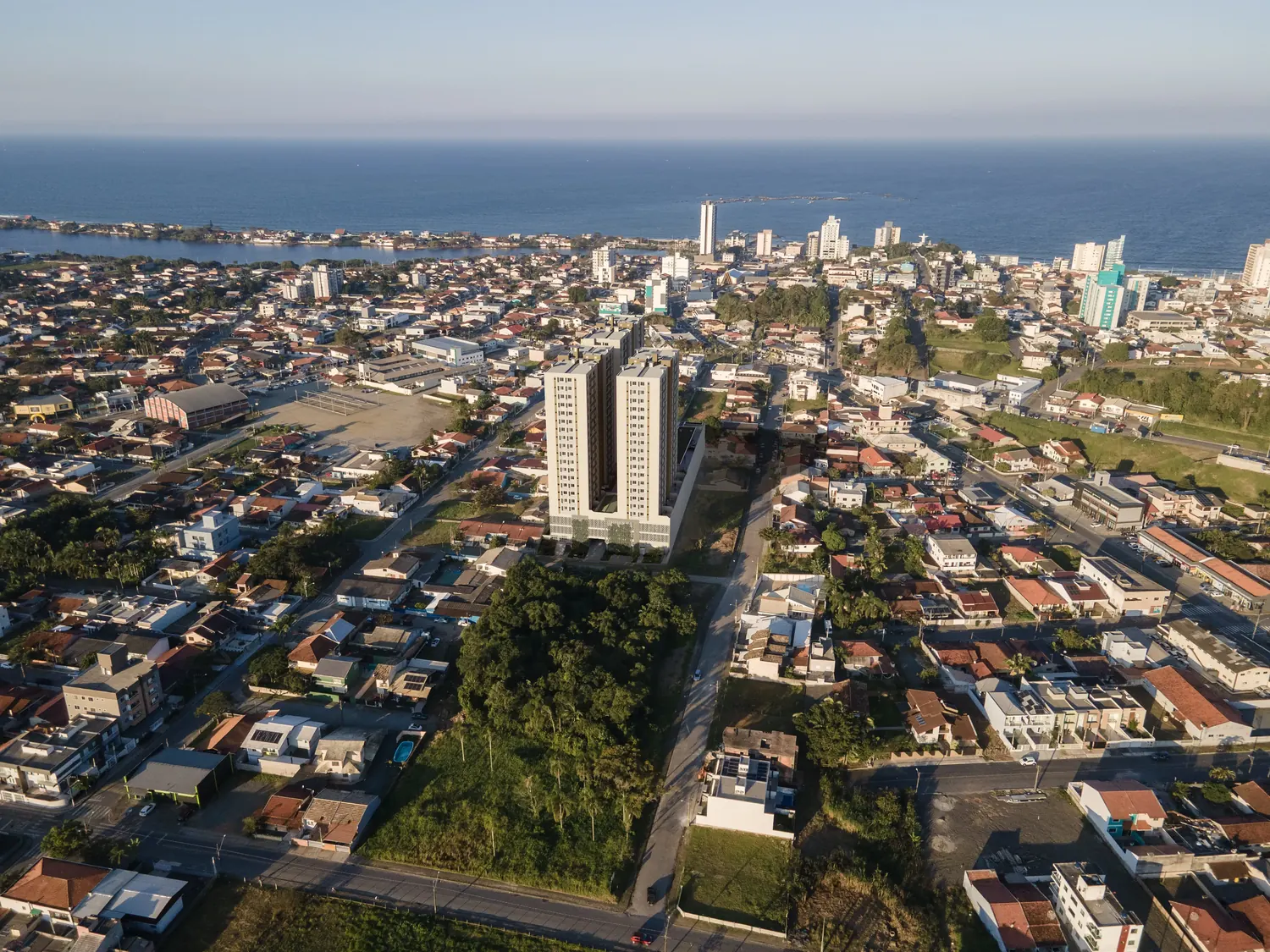 Vista aérea de Barra Velha com as torres do empreendimento e o mar ao fundo