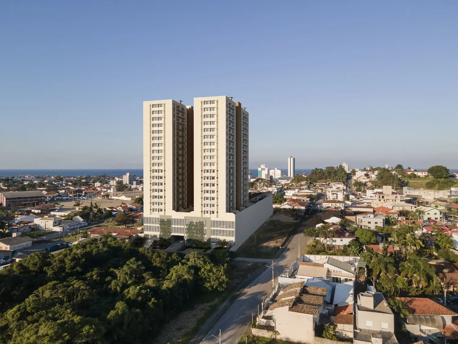 Vista aérea das torres do Jardim da Costa Beach Club no Centro de Barra Velha, com o mar ao fundo