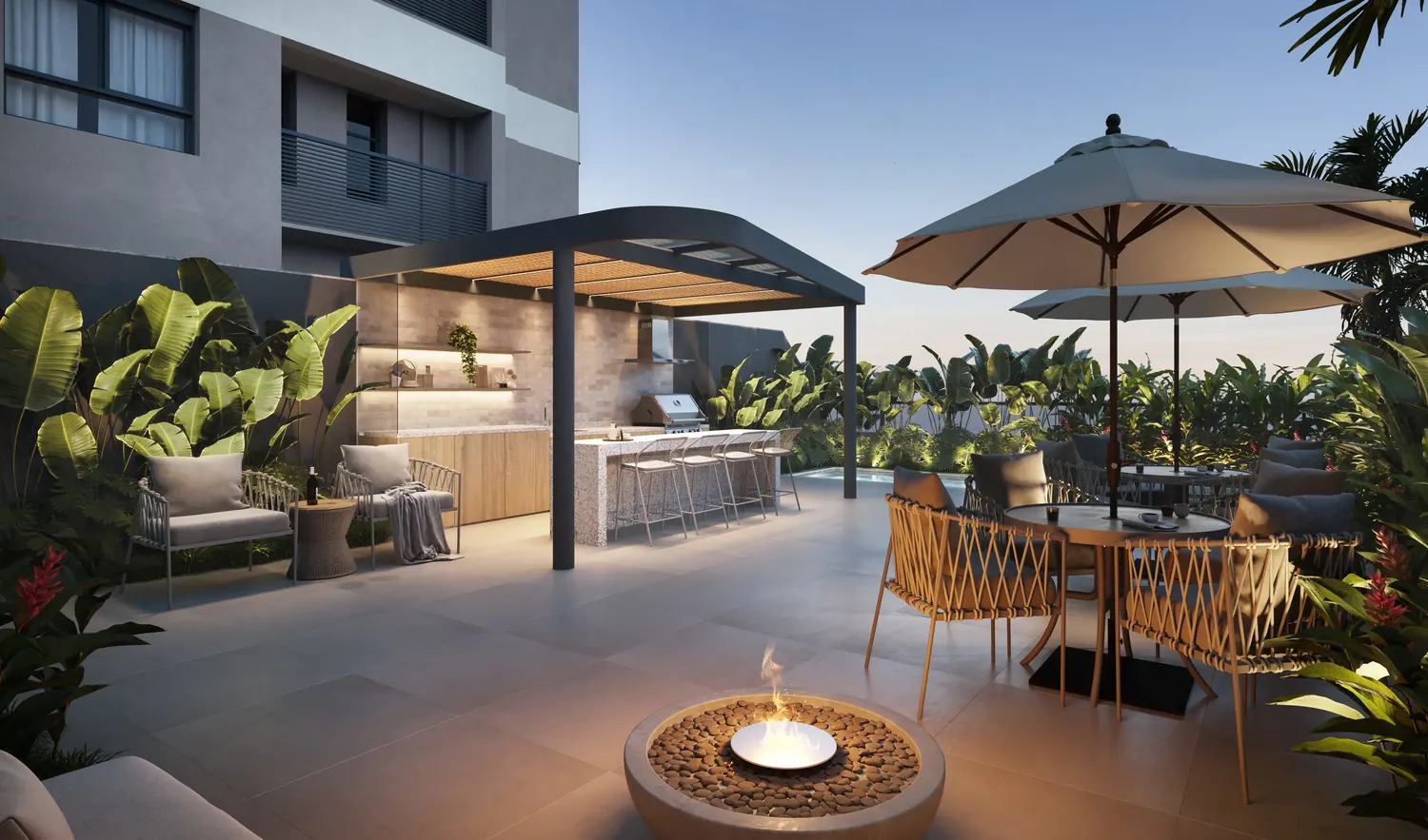 Lounge externo com lareira, mesas e bar ao entardecer