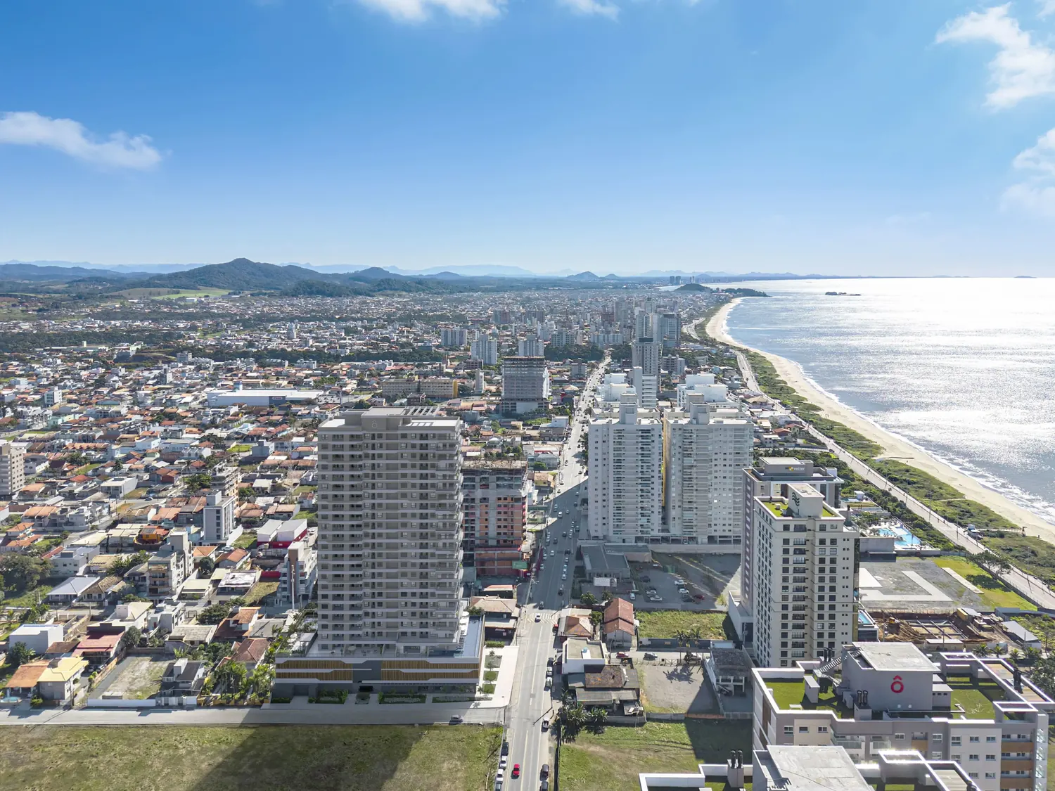Vista aérea da faixa de praia e da cidade de Balneário Piçarras