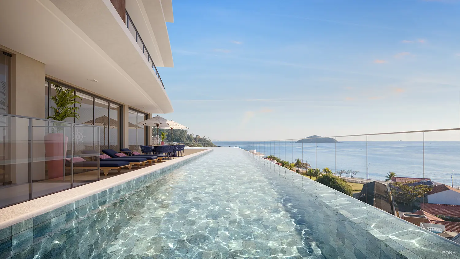 Piscina alongada com deck e vista panorâmica do mar