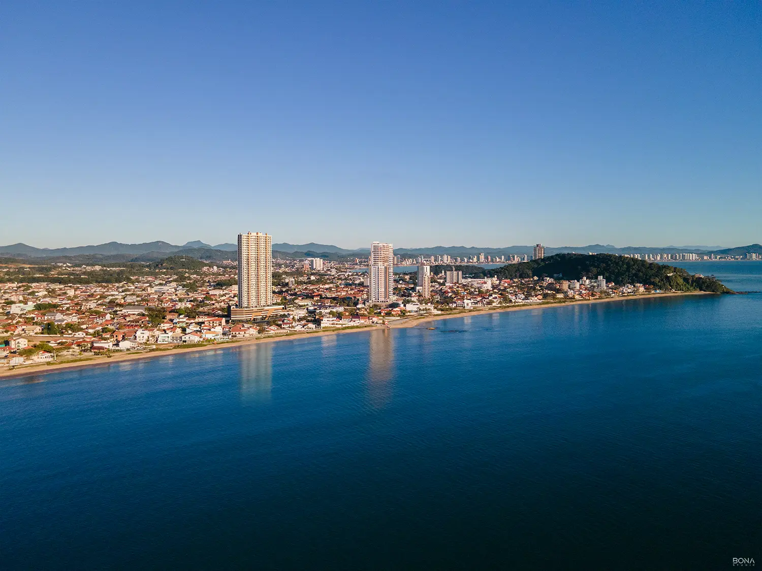 Vista aérea da praia e do costão de Penha